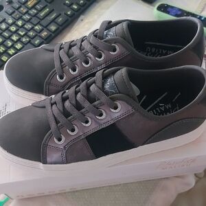 Malibu Black and Gray Sneakers with Versatile Design Stretch Laces.